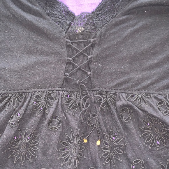 Beautiful Eyelet Laced Accents Textures Fabric Top - Picture 6 of 7
